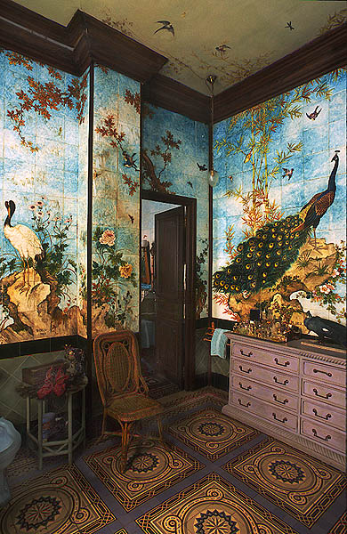 The reason Henri Quinta finally fell for the house: a complete period bathroom by the legendary cramiste Thodore Deck.