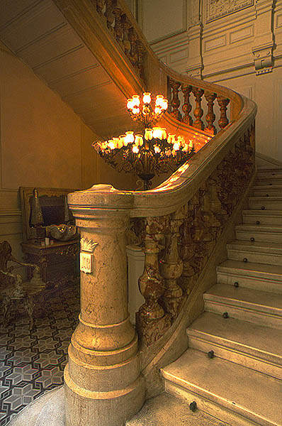 Marble being considered altogether too commonplace, the master escalier balustrading was instead created in onyx.