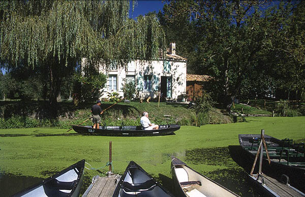 Barque and kayacs, Ar�ais, Marais-Poitevin, Deux-S�vres.