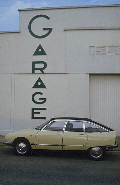 Citro�n GS Pallas poses before an art d�co garage facade.