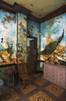 The reason Henri Quinta finally fell for the house: a complete period bathroom by the legendary c�ramiste Th�odore Deck. (141kb)